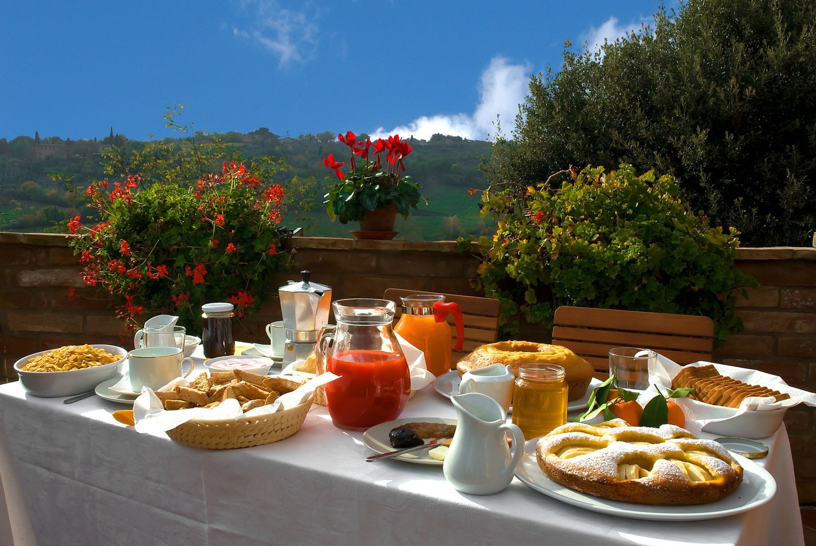 Утро пикник. Вилла Италия Тоскана завтрак. Завтрак на террасе. Завтрак на природе. Обед на веранде.